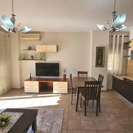 Central Apartment 티라나