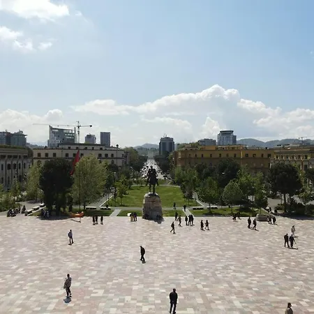 Central Apartment 티라나